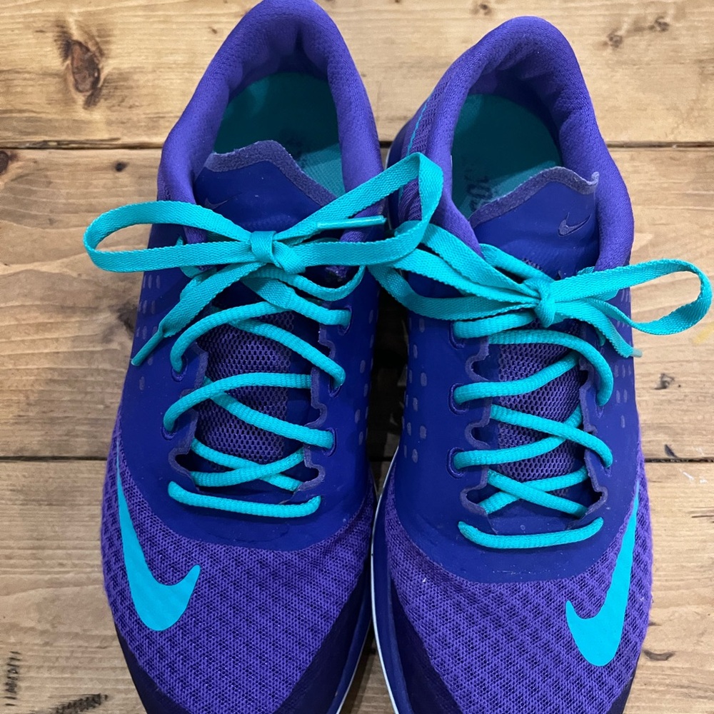 Nike like new tennis shoes - Picture 2 of 7